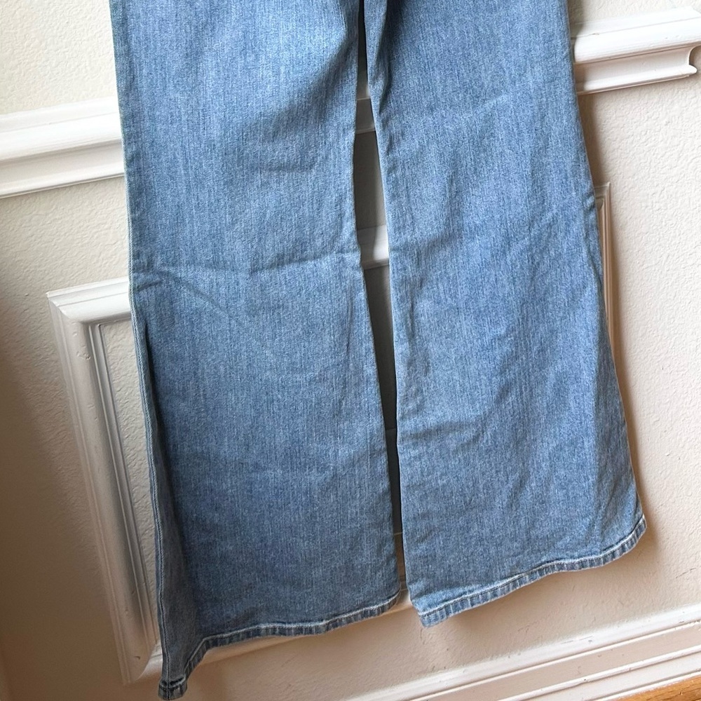 NWT Ramy Brook Helena Zip Front Flared Leg Light
Wash Denim Jumpsuit Sz 30 - Picture 12 of 14
